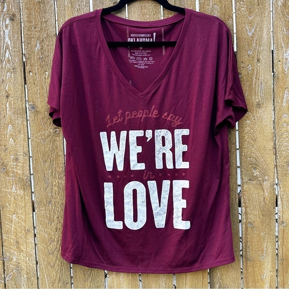 Broadway Oklahoma! Musical Graphic T-Shirt Women’s M Burgundy V-Neck Theater Tee
